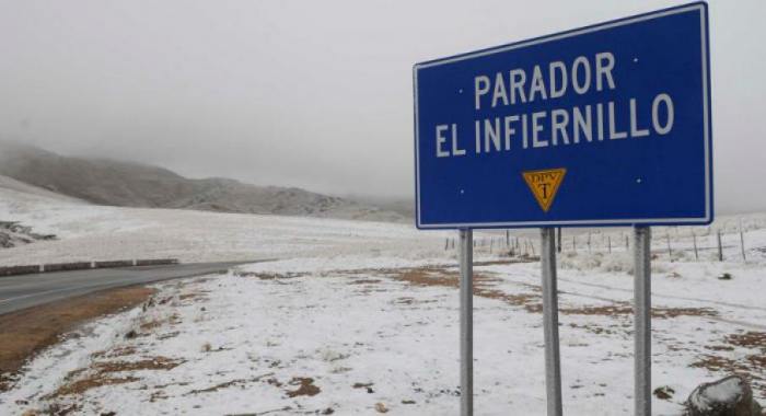 Clima invernal en primavera: registran caída de nieve en El Infiernillo 