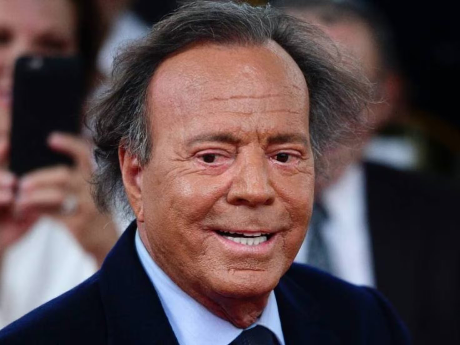 Un fiscal solicitó investigar al cantante Julio Iglesias por presunta agresión sexual y explotación laboral