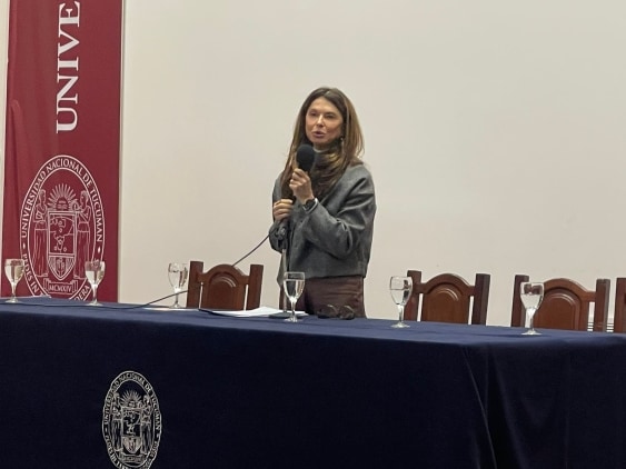 Claudia Sbdar advirtió que la inteligencia artificial "no puede sustituir el criterio de los jueces"