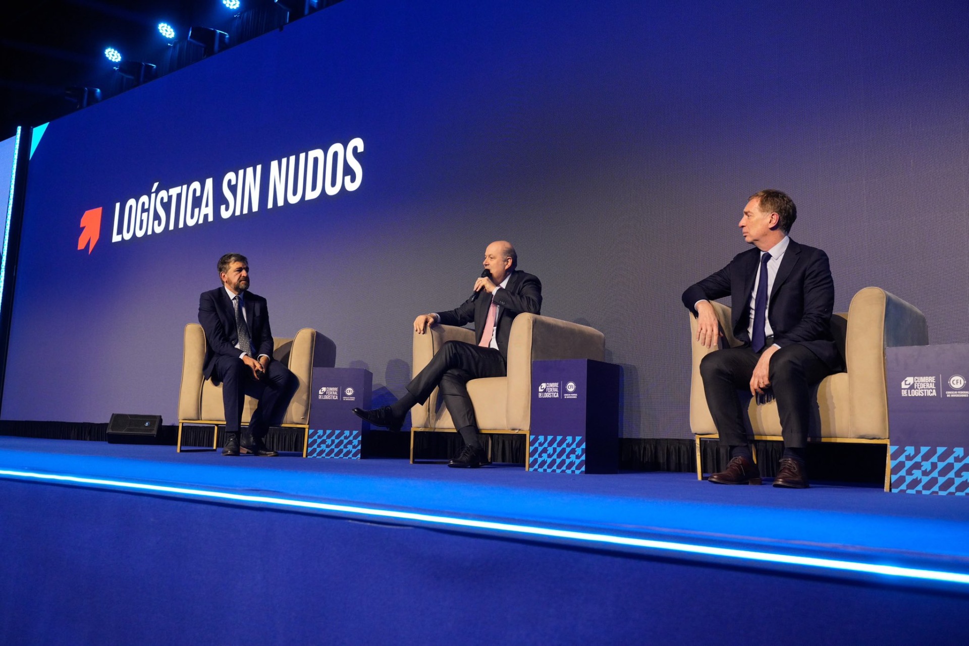 Diego Santilli y Federico Sturzenegger relanzaron la ley de cabotaje junto a gobernadores