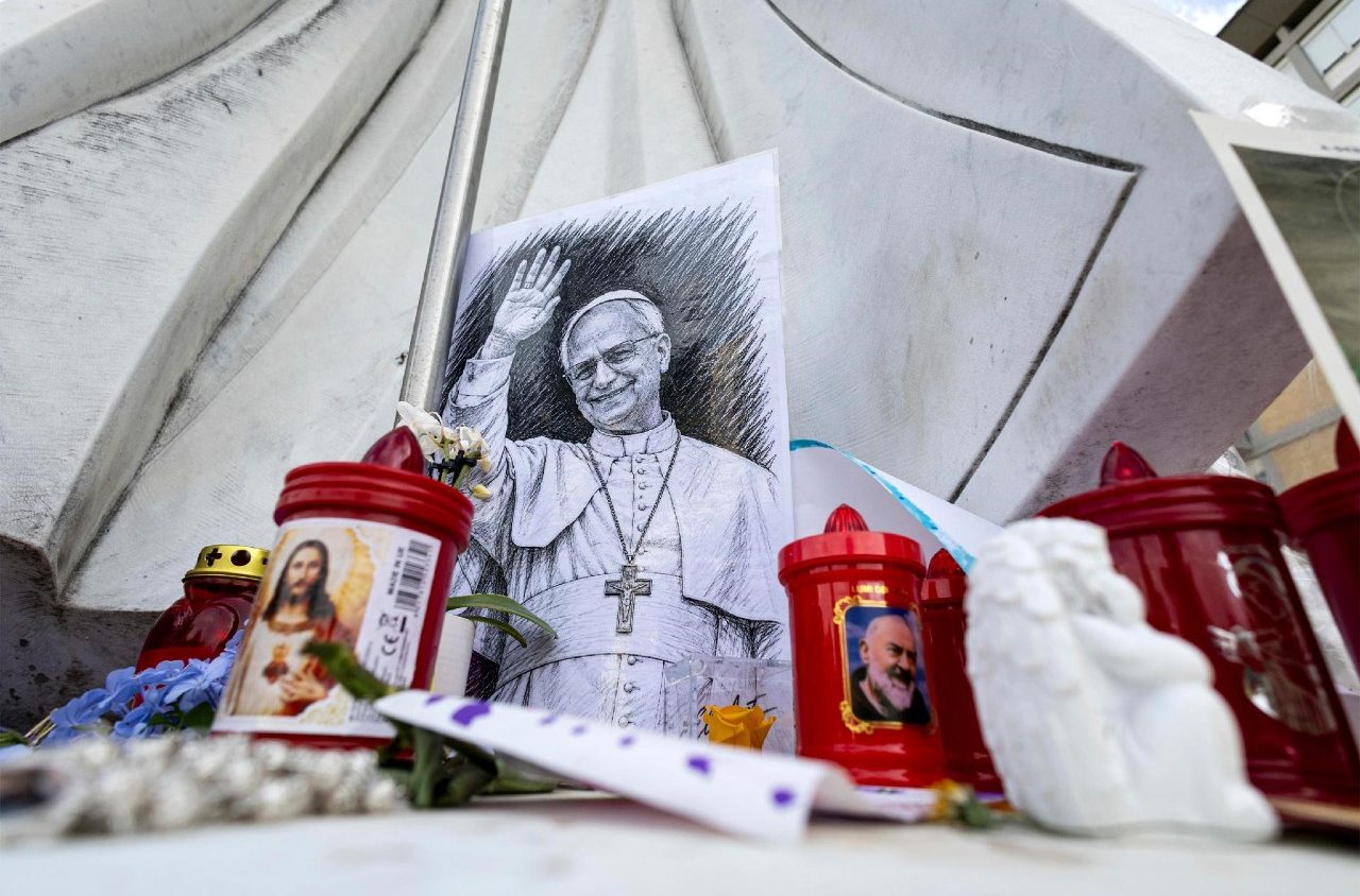 El papa León XIV recibió el alta médica tras su operación de pulmón y regresará al Vaticano