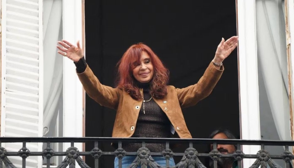 51826_cristina_kirchner_balcon.jpg