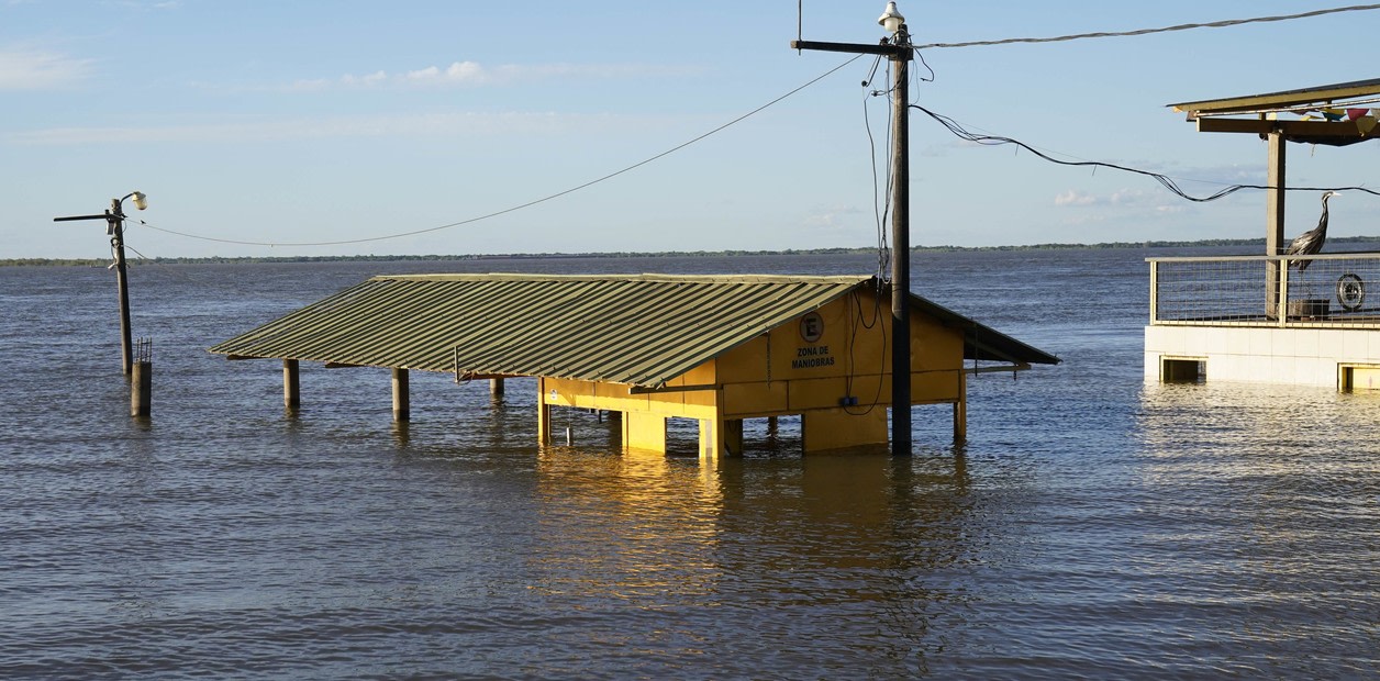 La crecida del río Paraná dejó más de 470 afectados en Corrientes y mantiene la alerta en Misiones