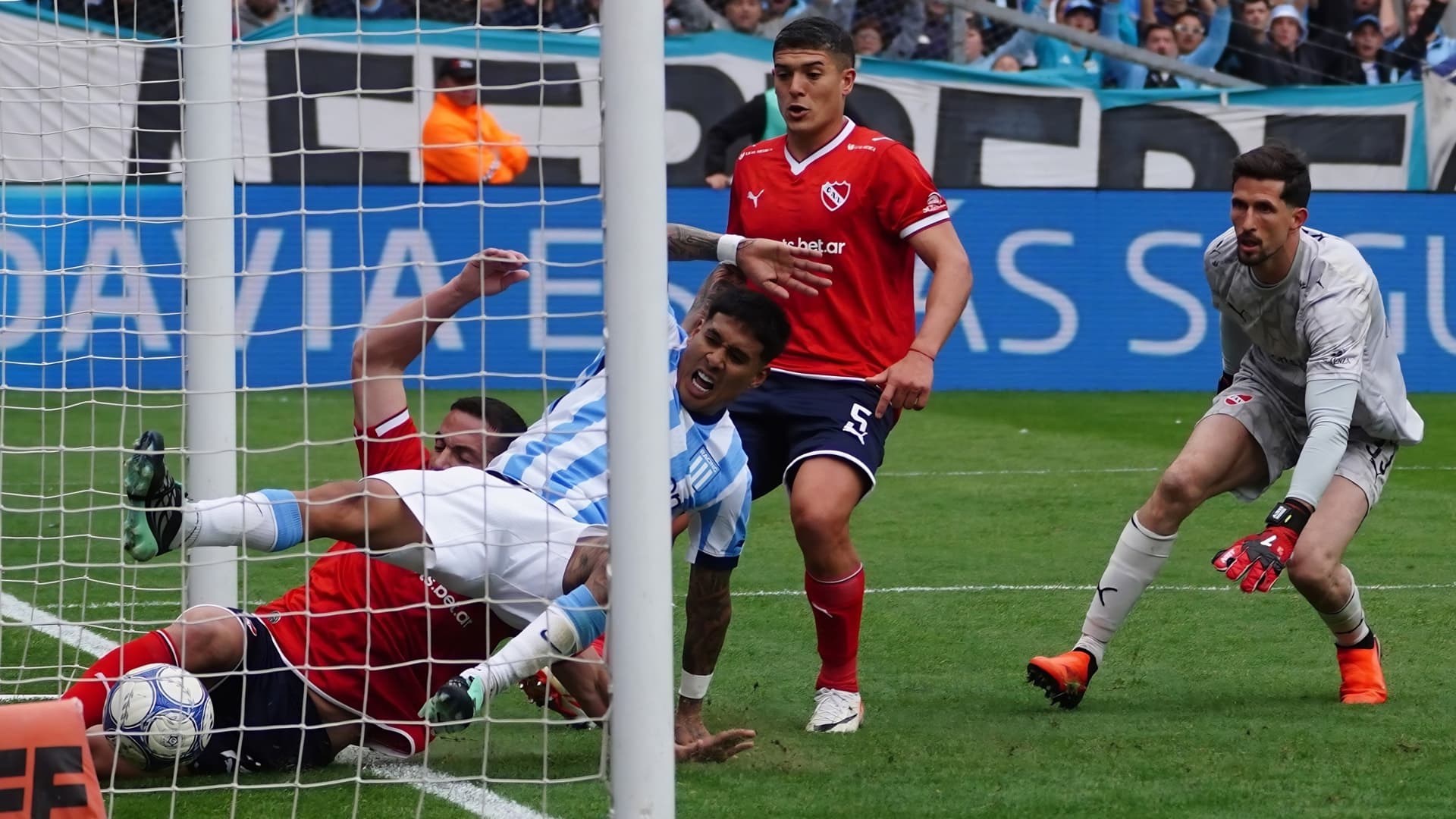 Racing se fue silbado e Independiente rescató un punto en el Cilindro: 1-1 en el clásico de Avellaneda