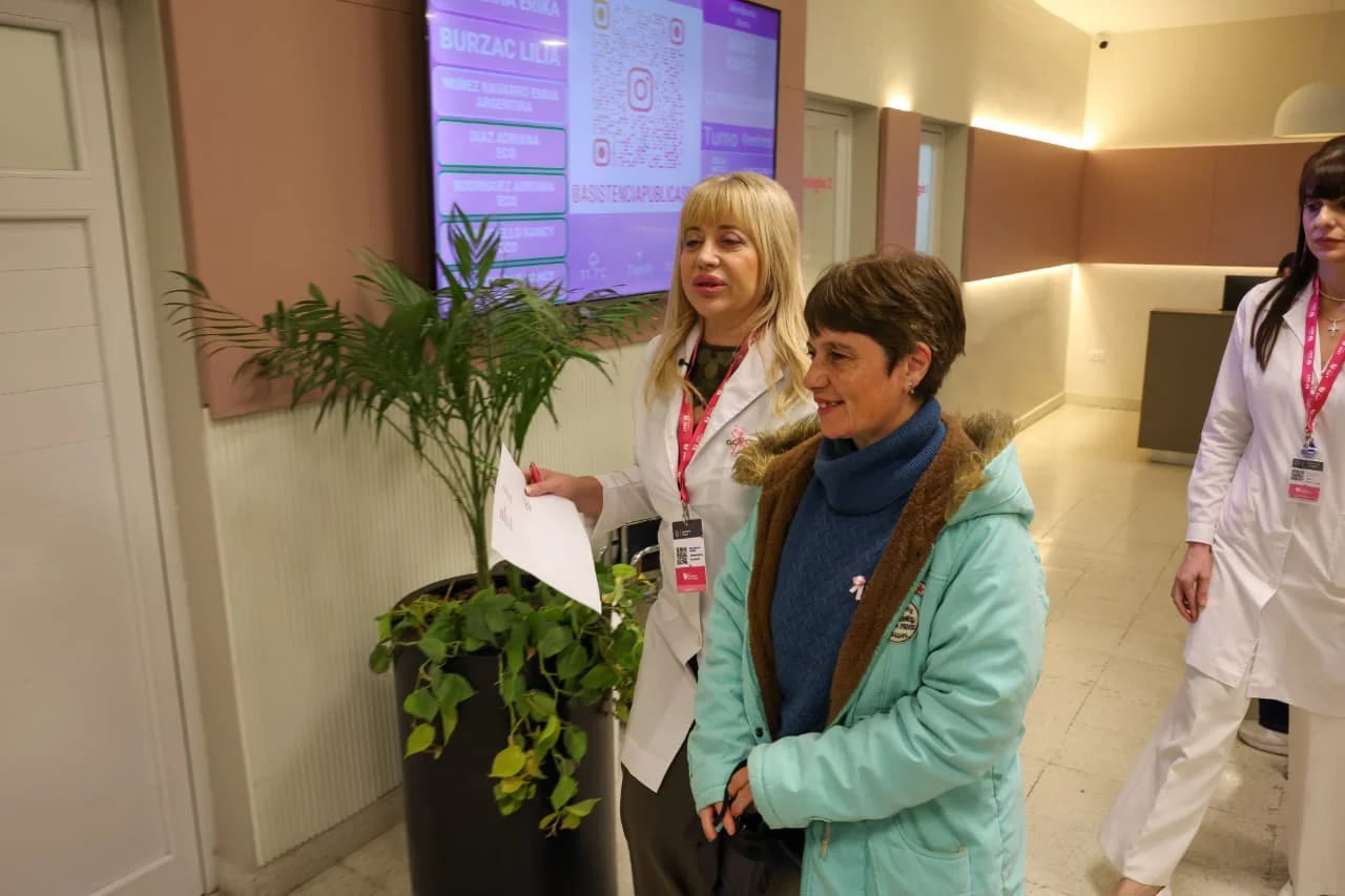 Chahla volvió a ponerse el guardapolvo y atendió a mujeres en el Piso Rosa de la Asistencia Pública