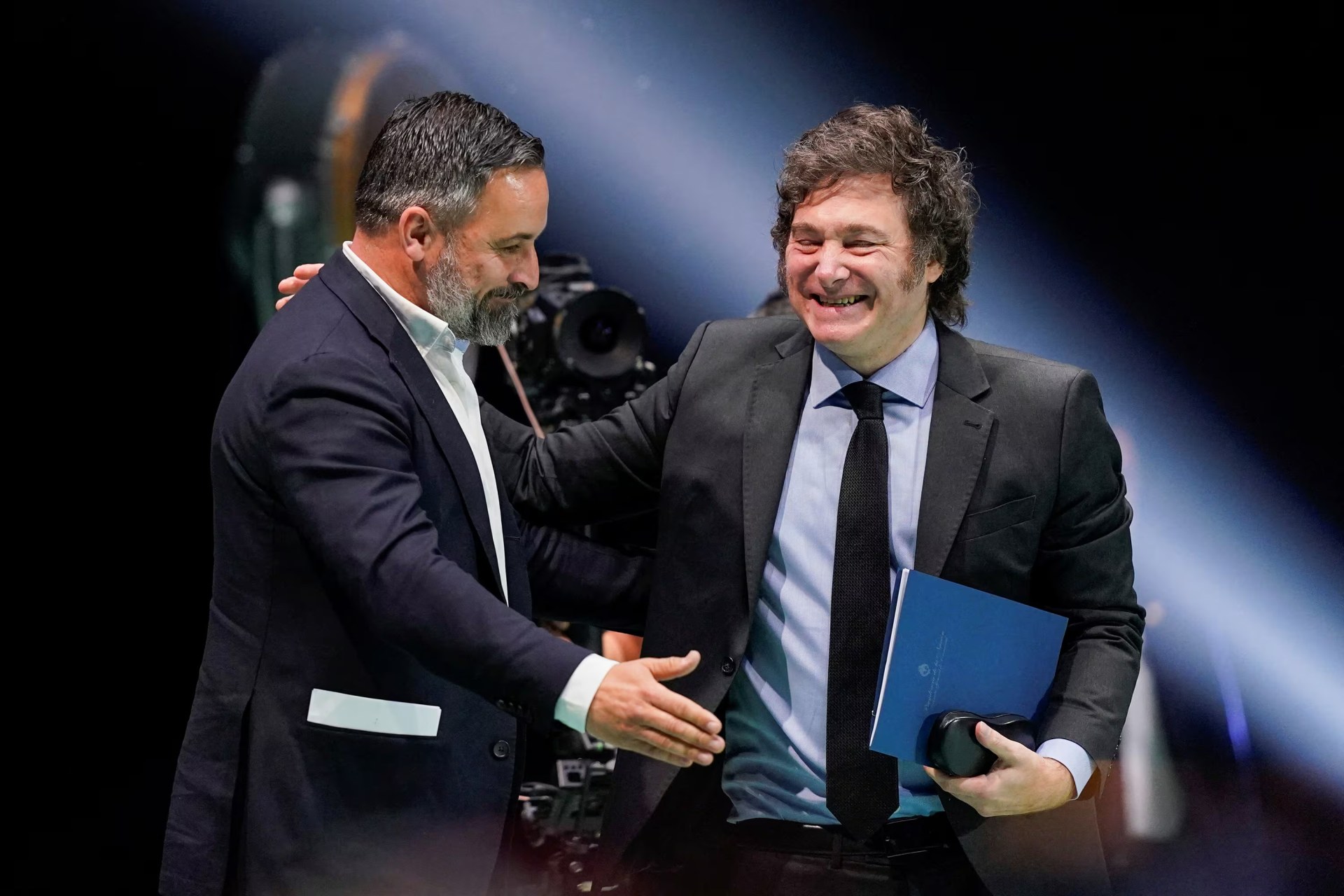 Pedro Sánchez le respondió a Javier Milei con una canción de Lali Espósito tras ser calificado de dictador