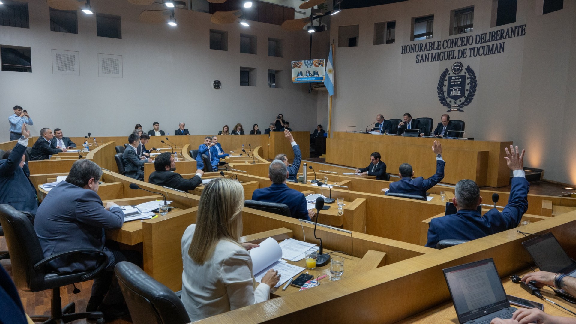 El Concejo aprobó la eliminación de 59 tasas municipales, con abstenciones del alfarismo y críticas opositoras