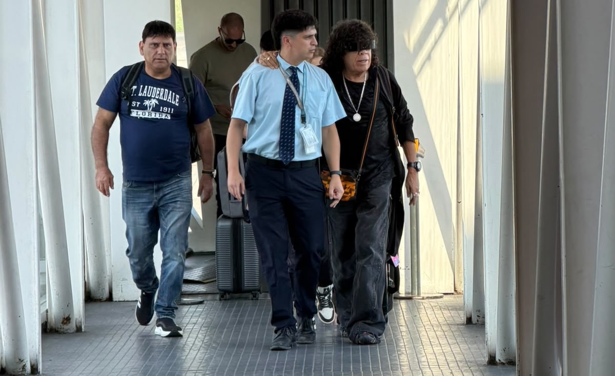 La Mona Jiménez llegó a Tucumán y revolucionó el aeropuerto: este viernes hará bailar a sus fanáticos