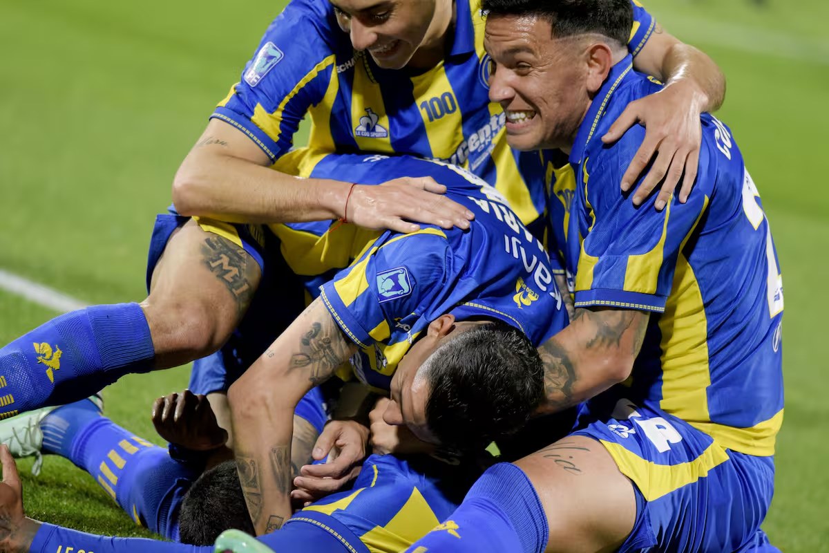 rosario-central-se-abraza-a-la-ilusion-de-ser-ELXYPGSCGNCZTG3TUTJYJZ44QM.avif