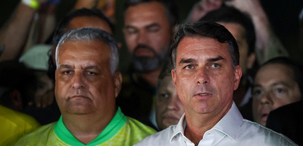 Flávio Bolsonaro pedirá la anulación del balotaje en Brasil y denunció abusos en los comicios