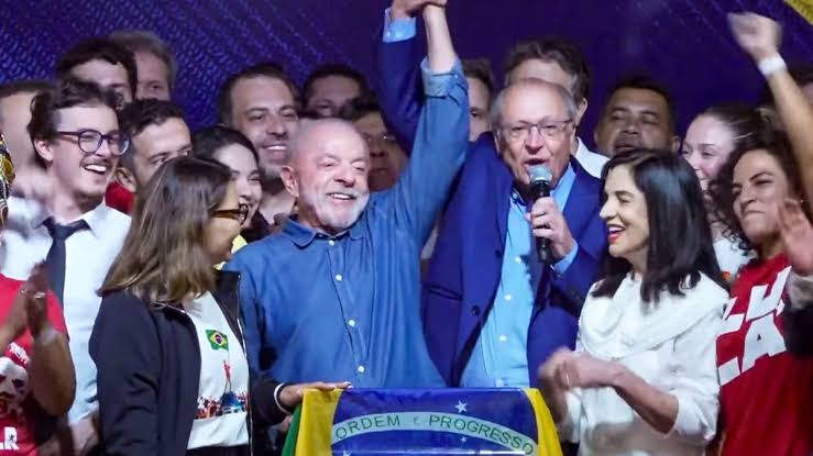 Fuerte caída de las acciones brasileñas tras el triunfo de Lula: el dólar sube más del 8% y suspenden operaciones en San Pablo