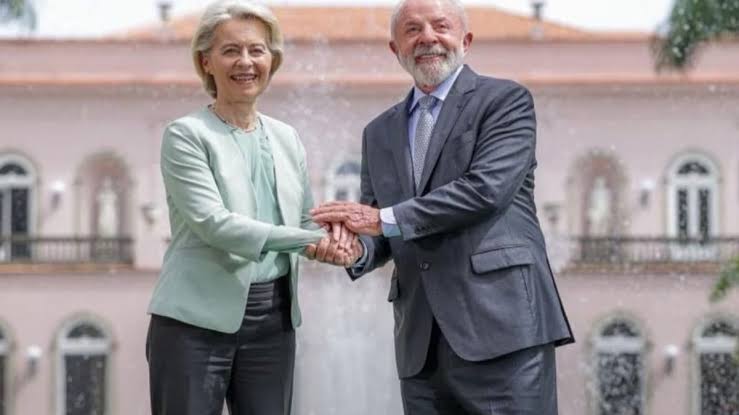 Von der Leyen felicitó a Lula por su reelección en Brasil y destacó el triunfo de la democracia y el multilateralismo