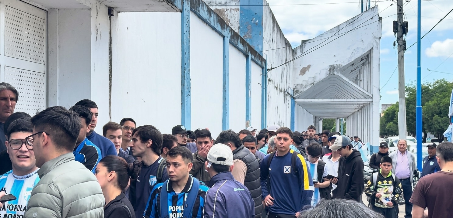 A un paso de otra final: el Monumental se pobló de hinchas en busca de su pasaje a Salta