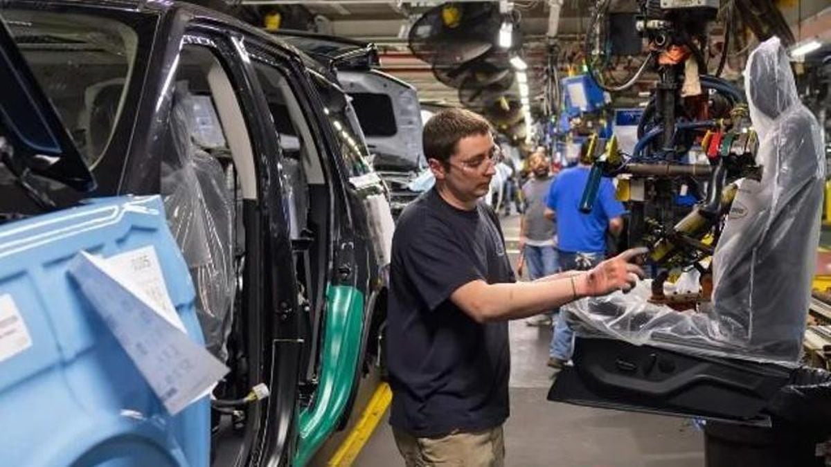 El empleo privado acumuló 14 meses consecutivos de caída y el salario mínimo está en su nivel más bajo desde 2003