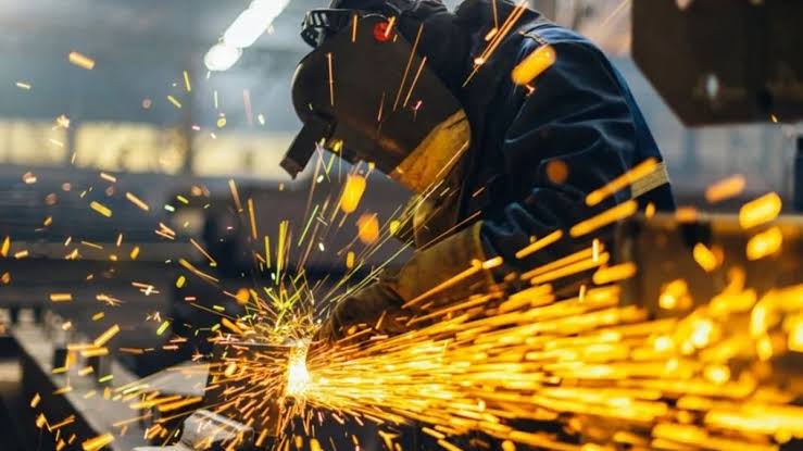 La producción industrial cayó un 3,4% interanual en septiembre y acumula una baja del 2,8% en 2026