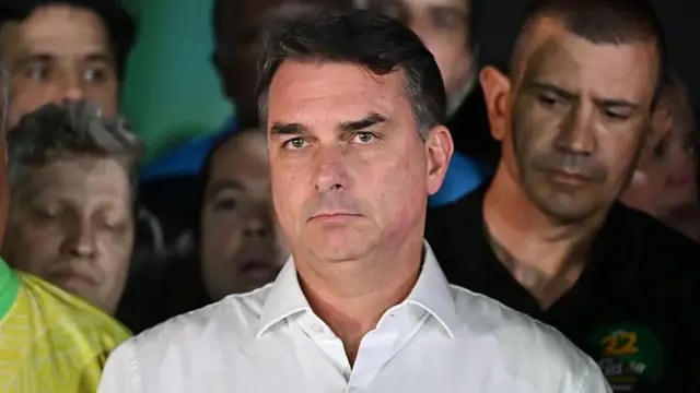 Flávio Bolsonaro enfrenta tres investigaciones judiciales en Brasil tras salir del país rumbo a Estados Unidos