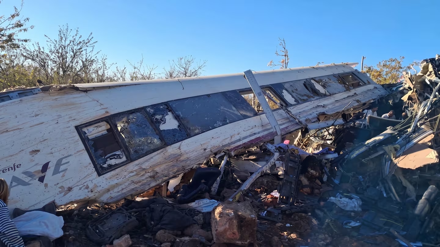 Dos trenes de alta velocidad chocaron en Toledo y provocaron al menos 50 muertos y 179 heridos