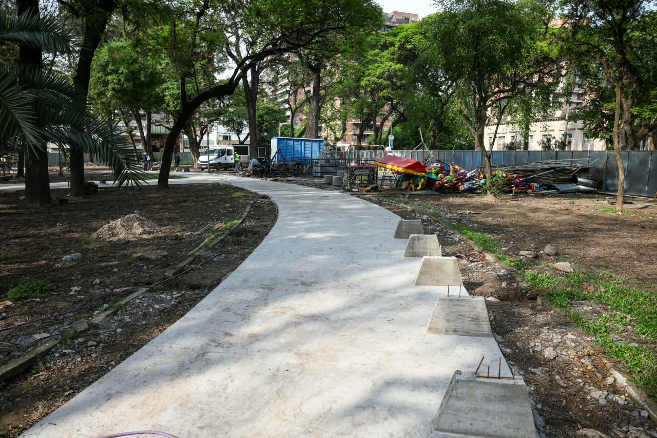 Avanza el proyecto de renovación de la Plaza Urquiza con obras para recuperar sus espacios verdes y recreativos