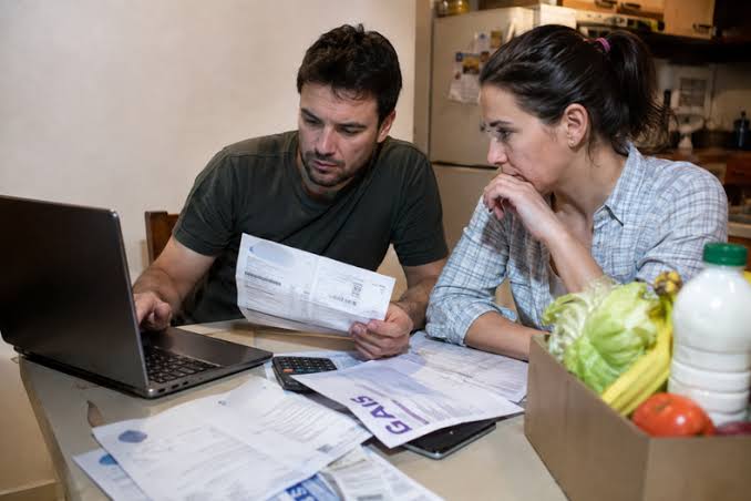Para Milei será una "pelotudez", pero otro informe señala que al quinto día de cobrar, un trabajador ya gastó la mitad del sueldo