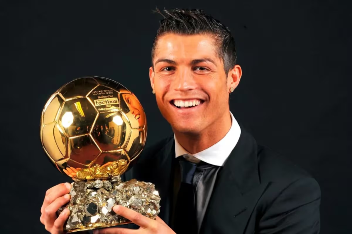 cristiano-ronaldo-y-su-primer-balon-de-oro-en-APF6ULFTKRAPLPCR7YYXGXGMJI.avif