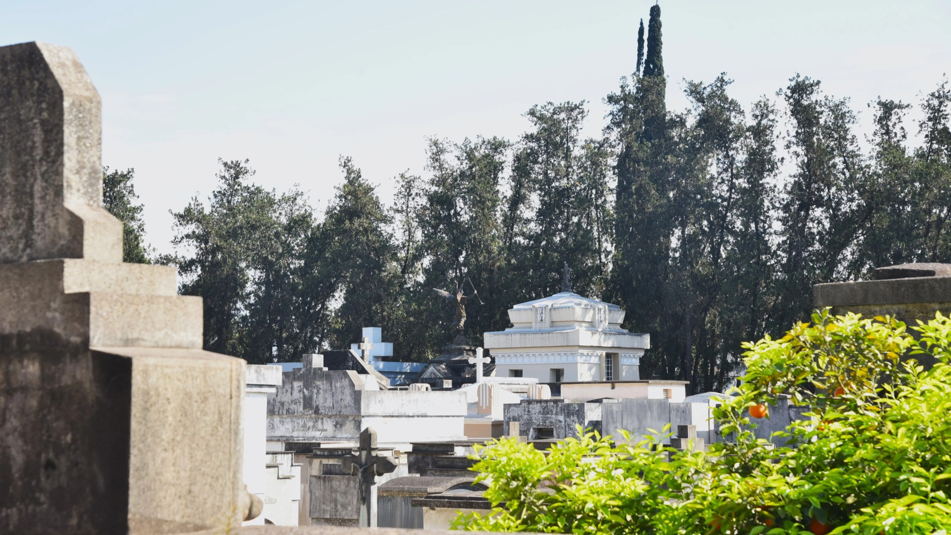 Los cementerios municipales abrirán en horario corrido y ofrecerán misas por el Día de los Fieles Difuntos