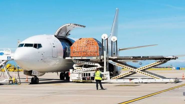 La demanda mundial de carga aérea creció un 7,7% en septiembre, pero el aumento del combustible presiona los costos
