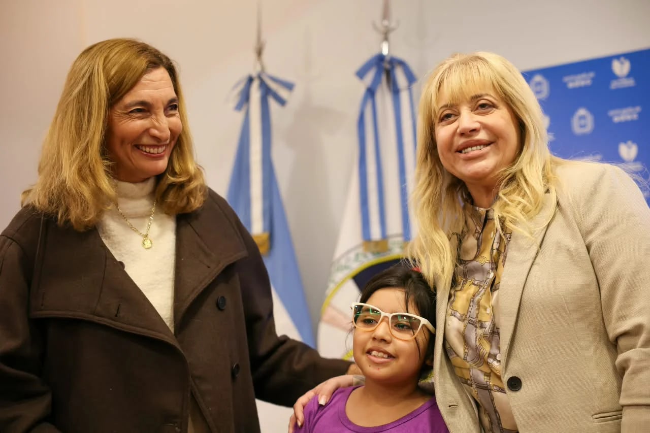Rossana Chahla y Mercedes Paz entregaron anteojos gratuitos a 43 niños de la capital que participaron de un operativo