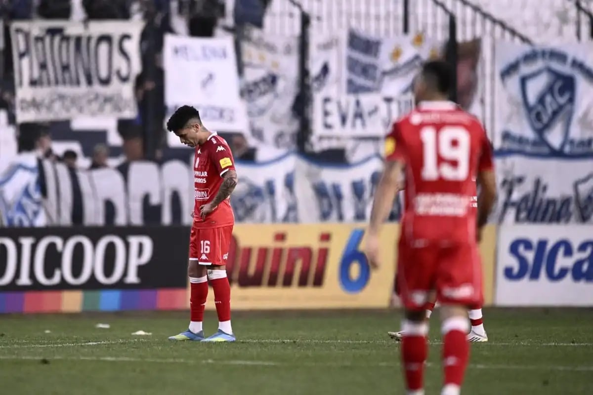 1200x800_desilusin-en-quilmes-jugadores-san-martin-reflejan-frustracion-tras-derrota-21-ante-cervecero-dejo-al-santo-al-borde-quedarse-fuera-del-1159480-200612.webp