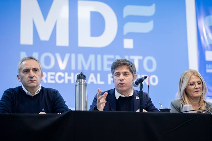 Axel Kicillof le aseguró a los intendentes que podría competir en las PASO con Cristina Kirchner o Sergio Massa