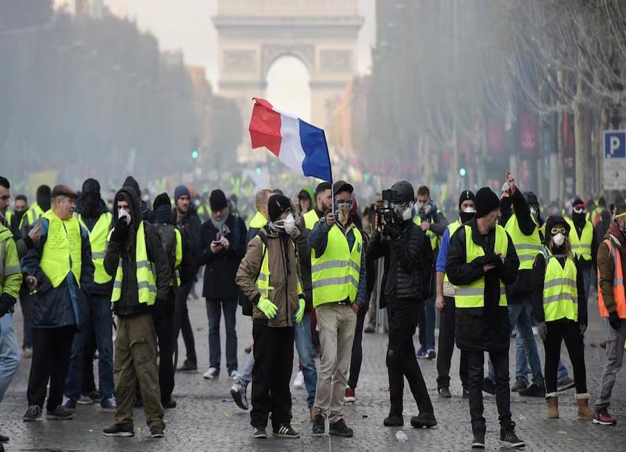 Francia despliega 70.000 policías para Halloween, ante el temor a una noche de violencia