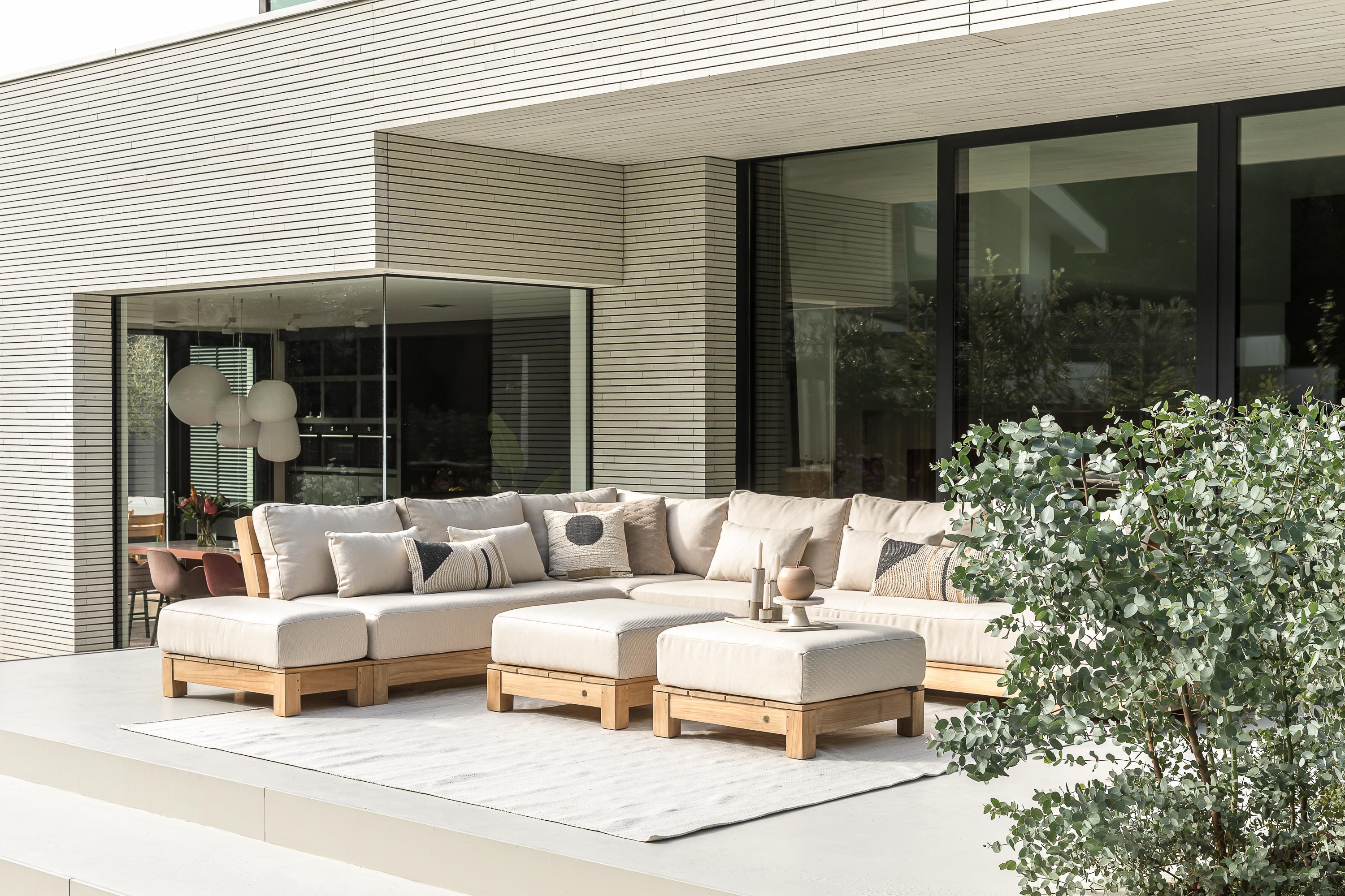 Ruime loungeset in een moderne tuinopstelling
