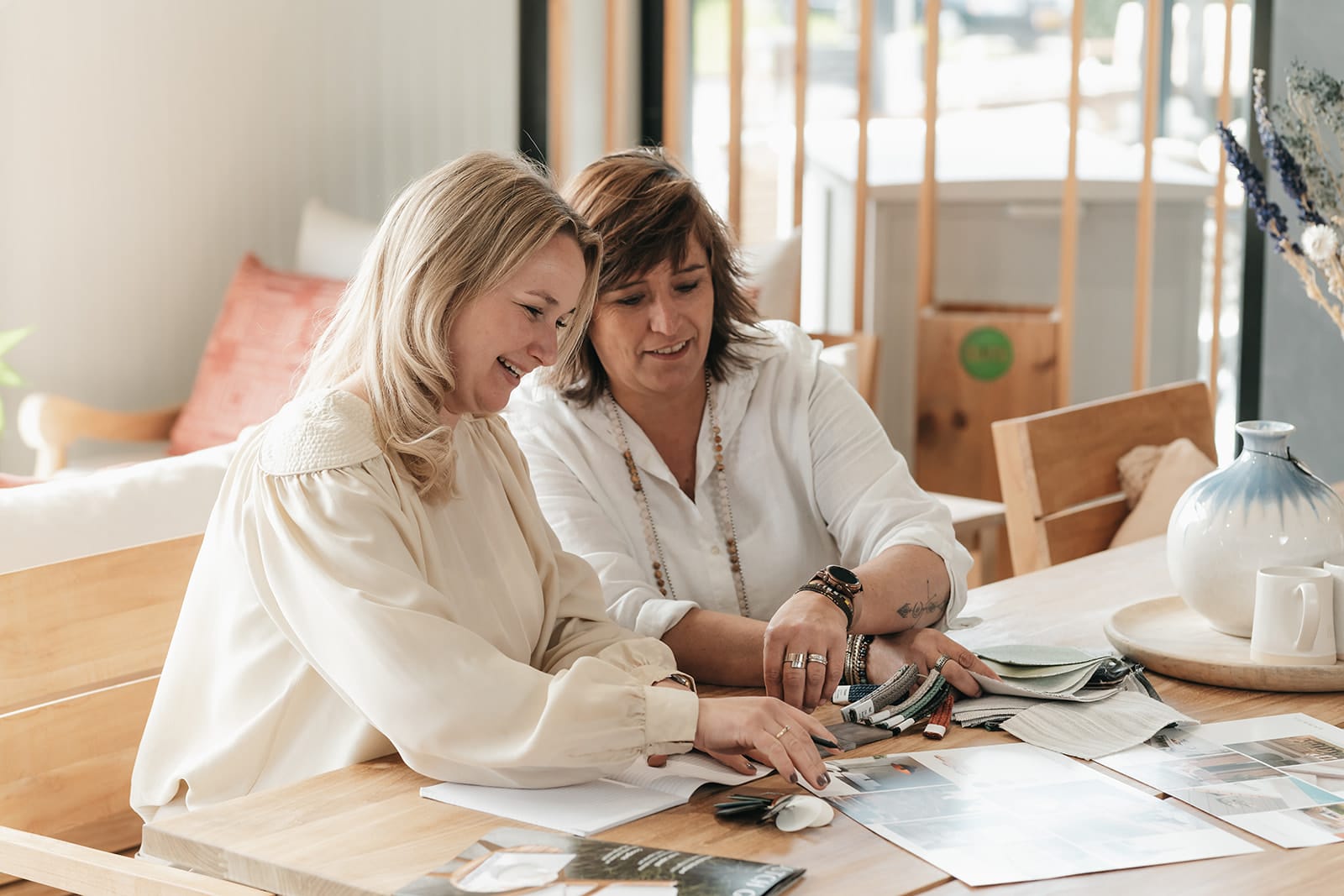 Gea en Laura geven terrasadvies met een moodboard en materialen