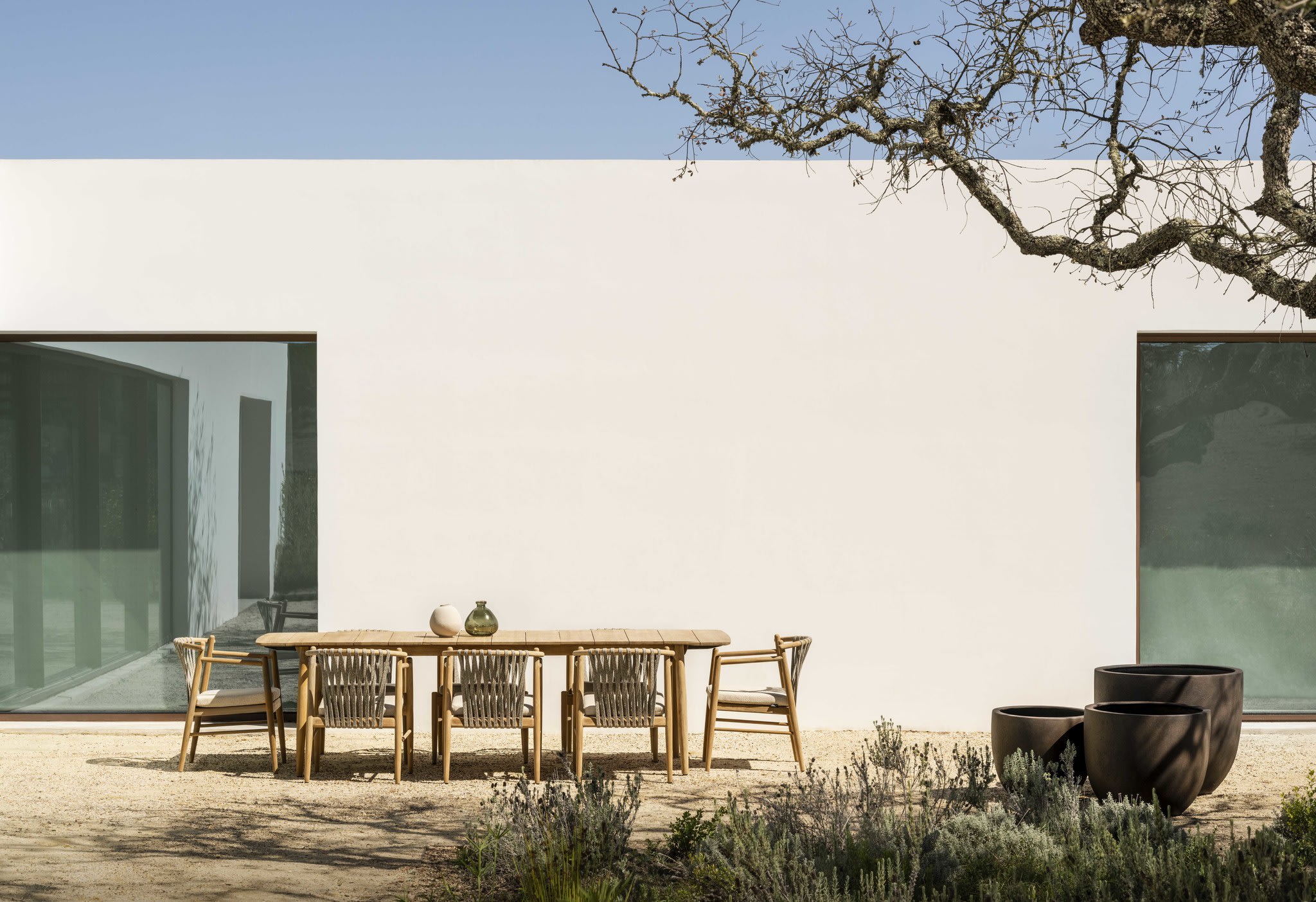 Sfeervol terras met Noa tuinstoel en neutrale aankleding