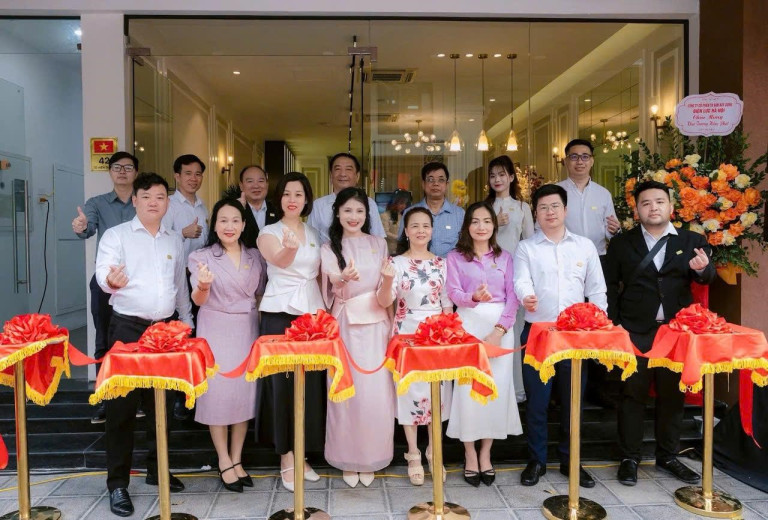 Lãnh đạo TMI và các đối tác trong buổi khai trương showroom