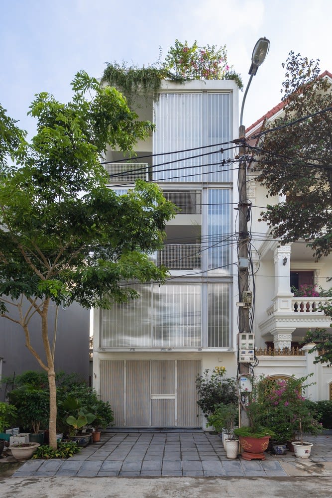 Độc lạ với nhà phố có mặt tiền gần như trong suốt - Ảnh 1. Độc lạ với nhà phố có mặt tiền gần như trong suốt - Ảnh 1.