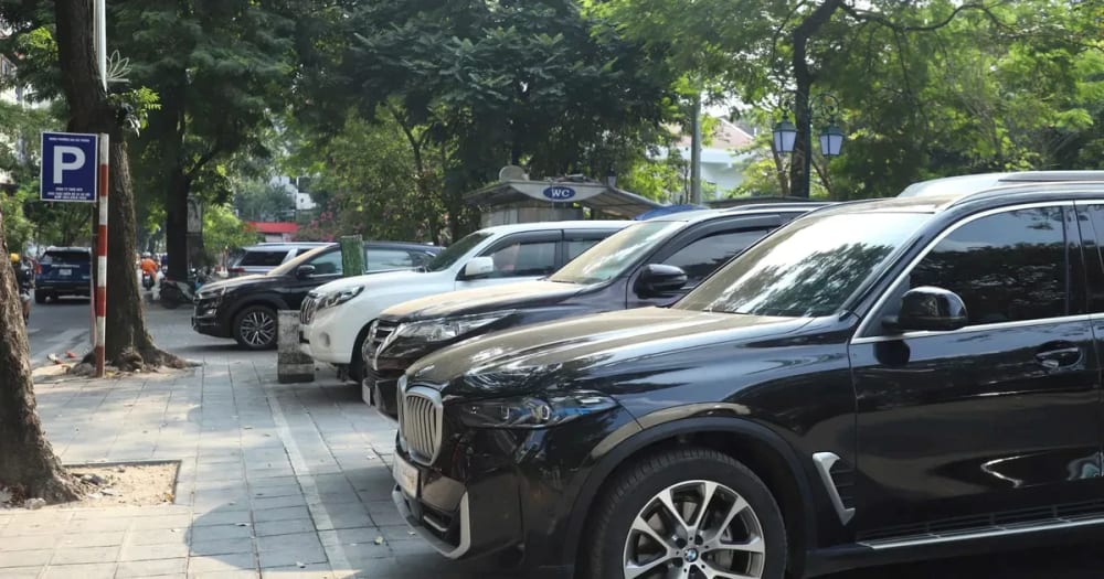 Giá gửi ô tô tăng, người dân nội đô Hà Nội xoay sở tìm chỗ đỗ xe