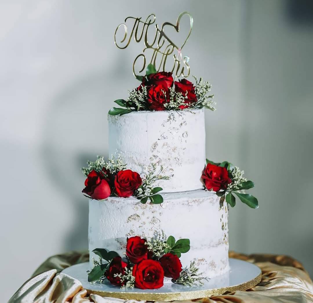 Wedding Cake With Red Roses Touch
