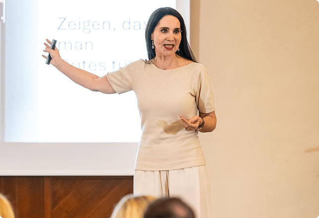 Anabel Ternés speaking on stage