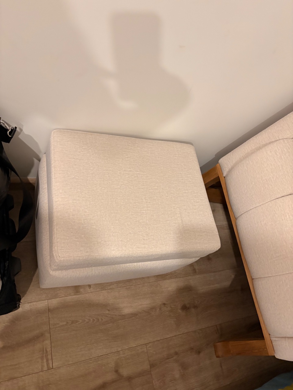 Mecedora de Lactancia con Puff Baúl Beige