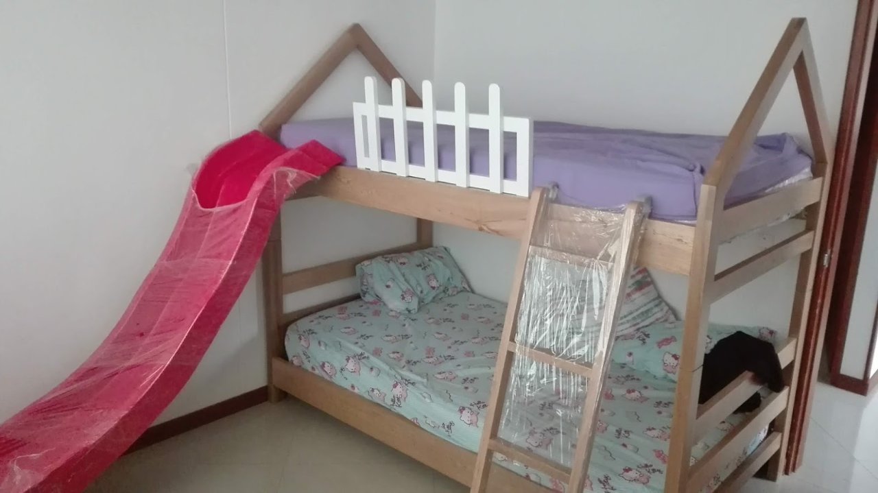 Camarote infantil madera con rodadero rosa y barandas blancas 2
