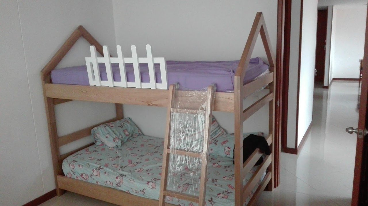 Camarote infantil madera con rodadero rosa y barandas blancas 3
