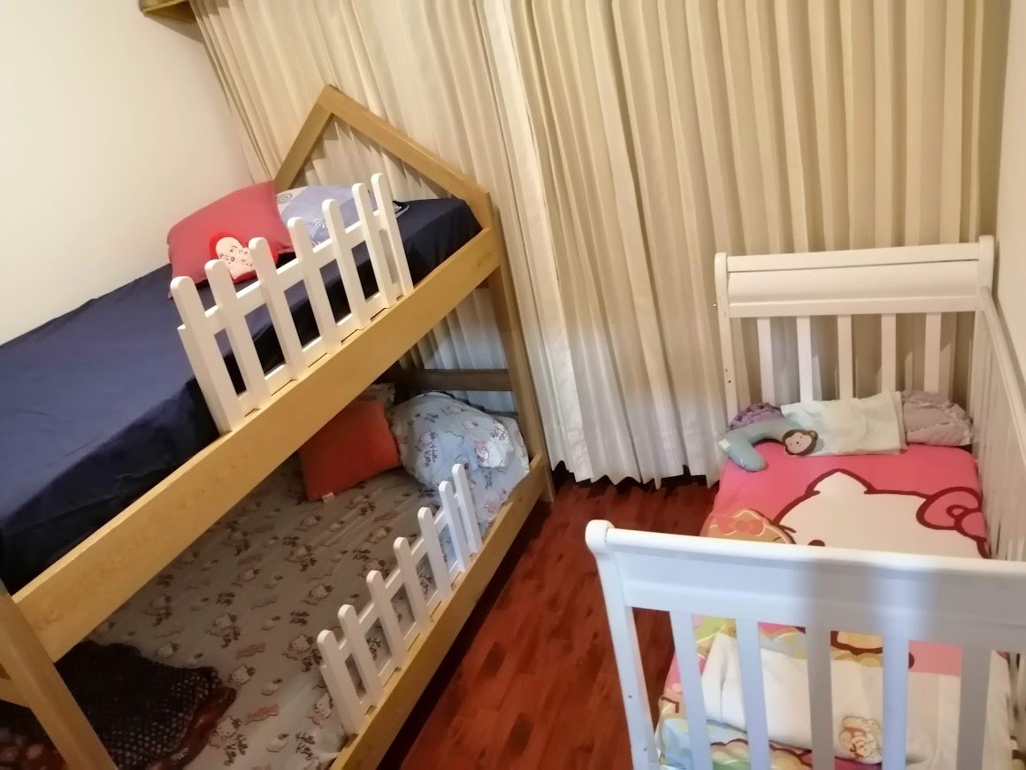 Camarote infantil madera con rodadero rosa y barandas blancas 4