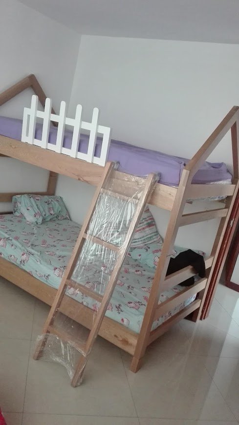 Camarote infantil madera con rodadero rosa y barandas blancas 5
