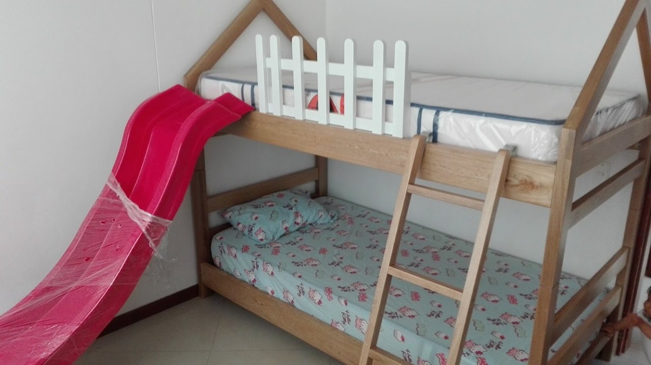 Camarote infantil madera con rodadero rosa y barandas blancas 6