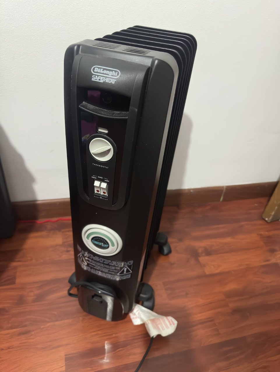 Calefactor radiador eléctrico DeLonghi SafeHeat con termostato 2