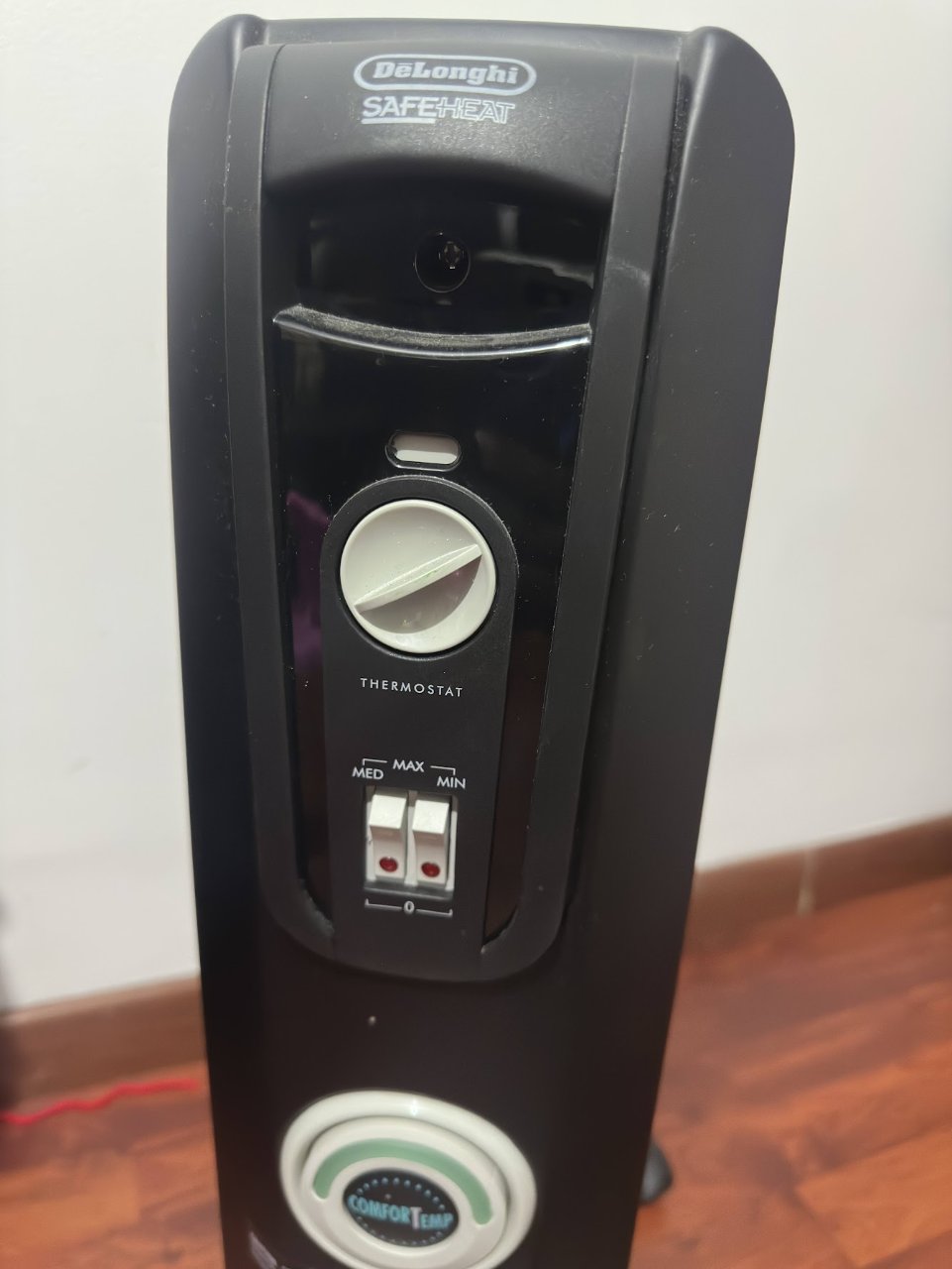 Calefactor radiador eléctrico DeLonghi SafeHeat con termostato 3
