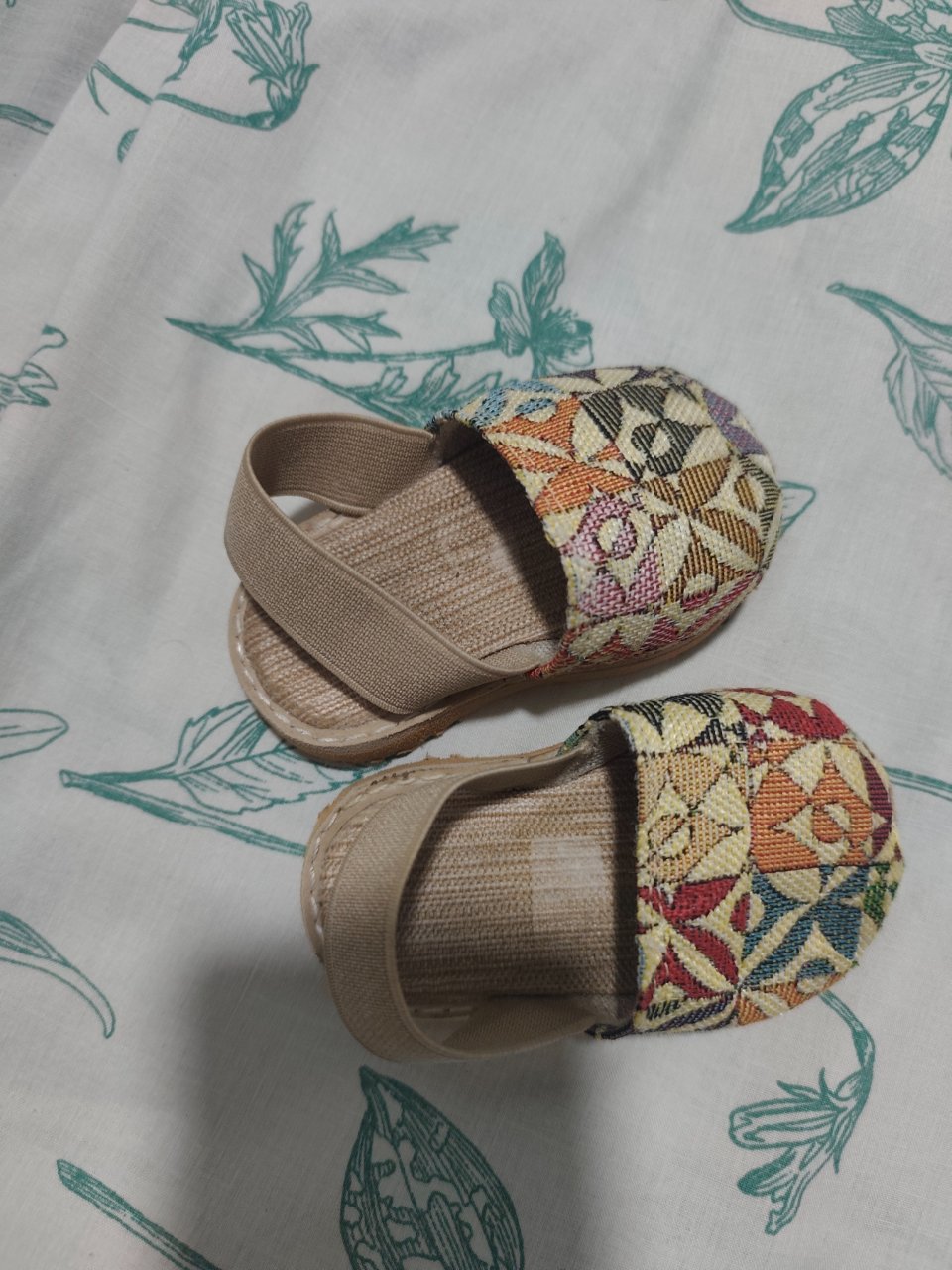 Alpargatas bebé beige con diseño tradicional