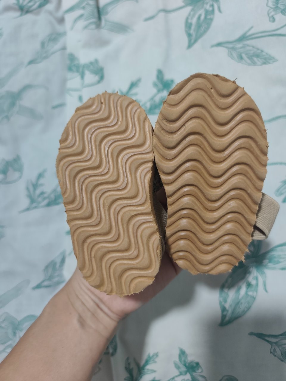 Alpargatas bebé beige con diseño tradicional