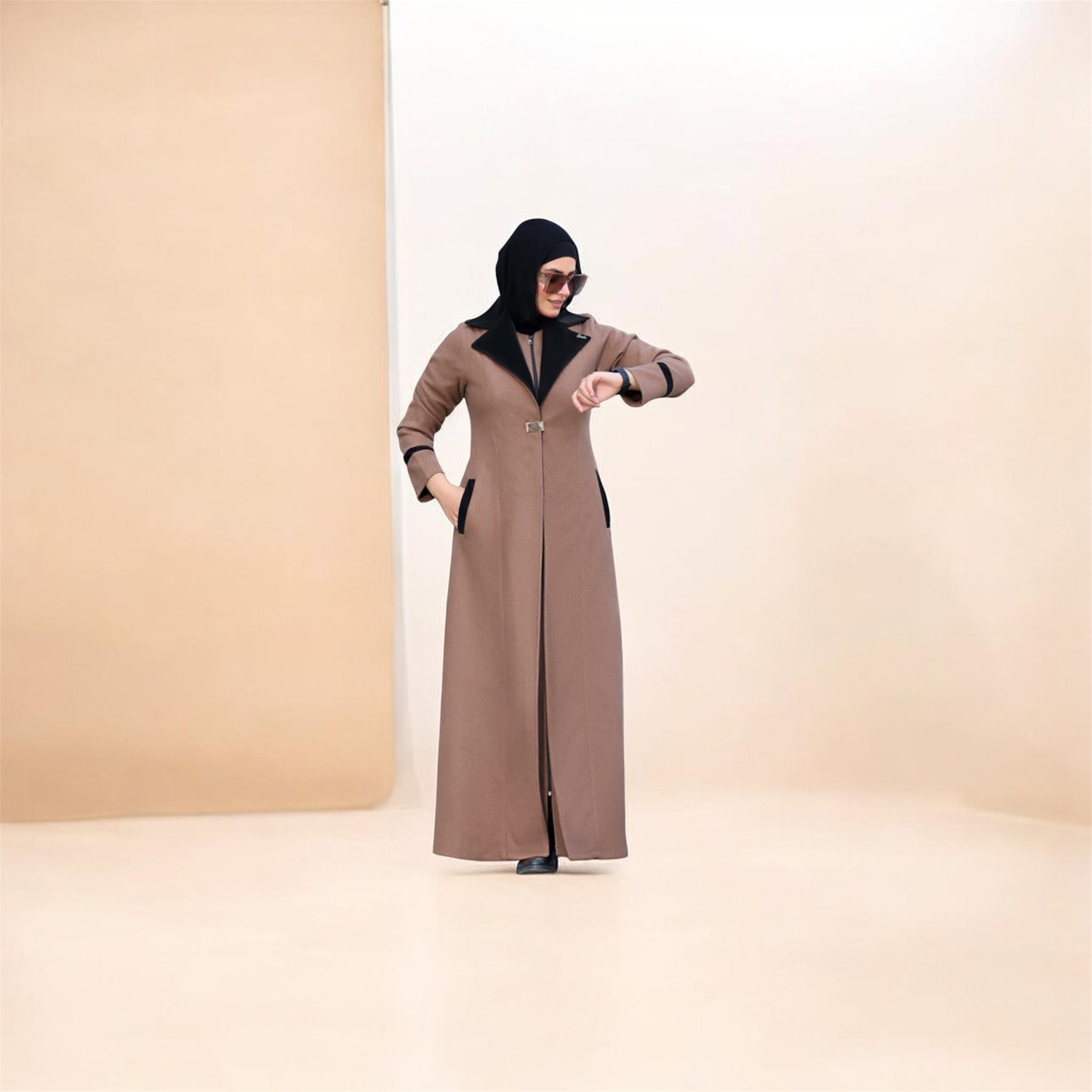 Manteau long beige rosé et noir