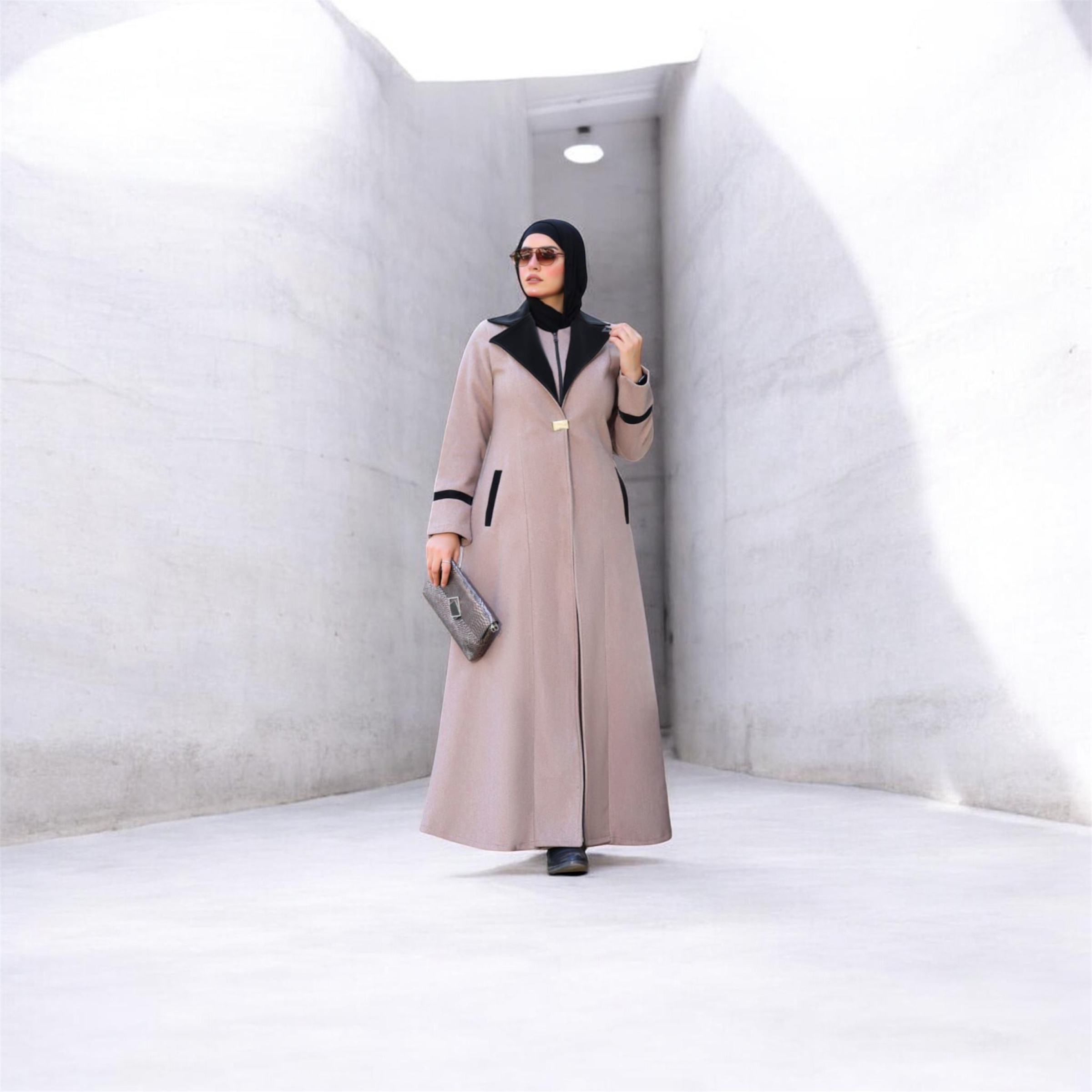 Manteau long beige rosé et noir